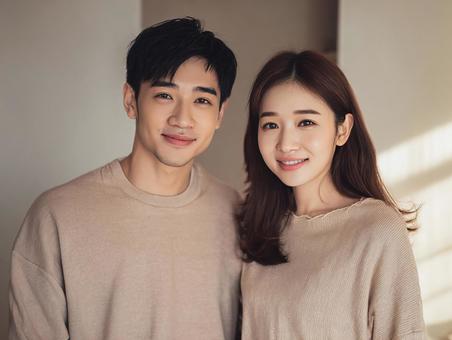 自宅で微笑む仲良しの二人の写真