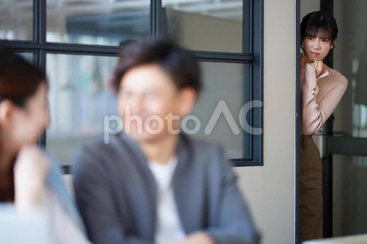 怒った顔で覗き見している女性 女性,覗く,嫉妬の写真素材