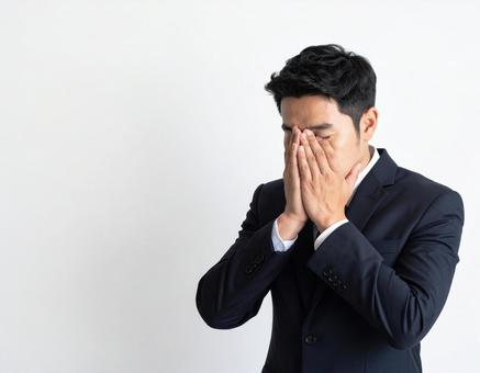 落胆するビジネスマンの写真