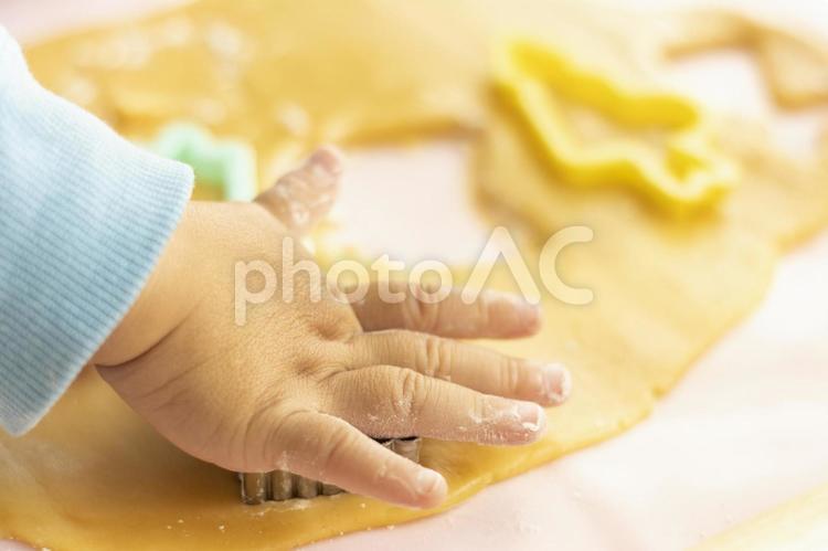 クッキー作りの型抜きをする子供の手元（男 男の子,子供,お菓子作りの写真素材