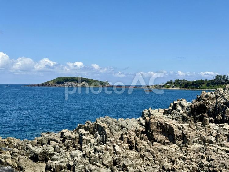 夏の福井県東尋坊の岩礁　 橋,岸壁,石段の写真素材