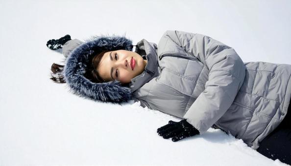 雪の上に寝そべる女性 雪の上に寝そべる女性の写真