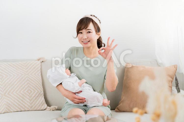 赤ちゃんを抱っこしてOKサインする女性 出産,赤ちゃん,ママの写真素材