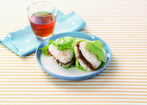 おにぎりバーガー 食べ物,おにぎり,おむすびの写真素材