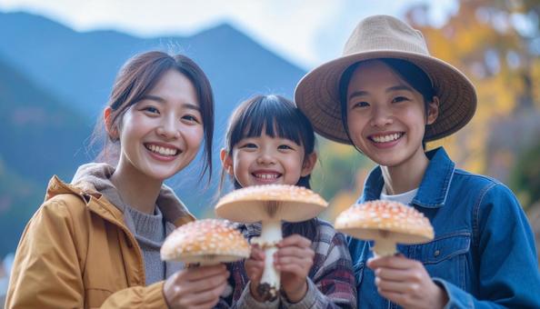 キノコを収穫して笑顔の家族 キノコを収穫して笑顔の家族の写真