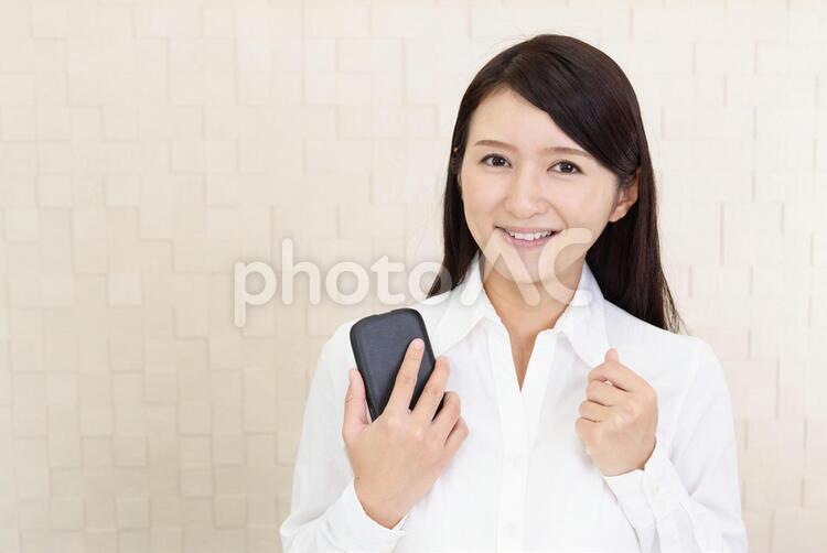 スマートフォンを持つ笑顔の女性 女性,スマートフォン,女の写真素材