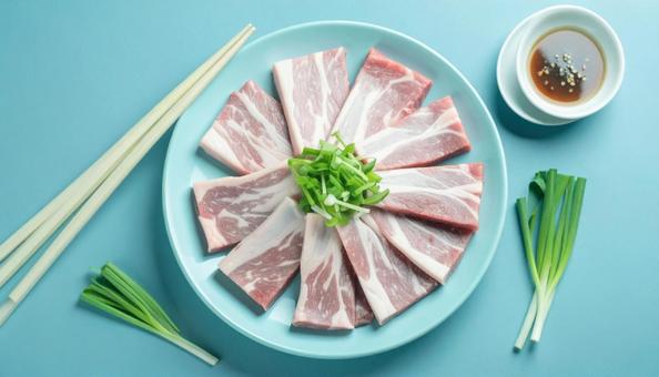 焼肉用の生肉を箸でつまむ 焼肉用の生肉を箸でつまむの写真