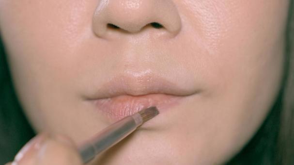 唇にリップを塗る女性のクローズアップ リップメイク,口紅,リップを塗るの写真素材