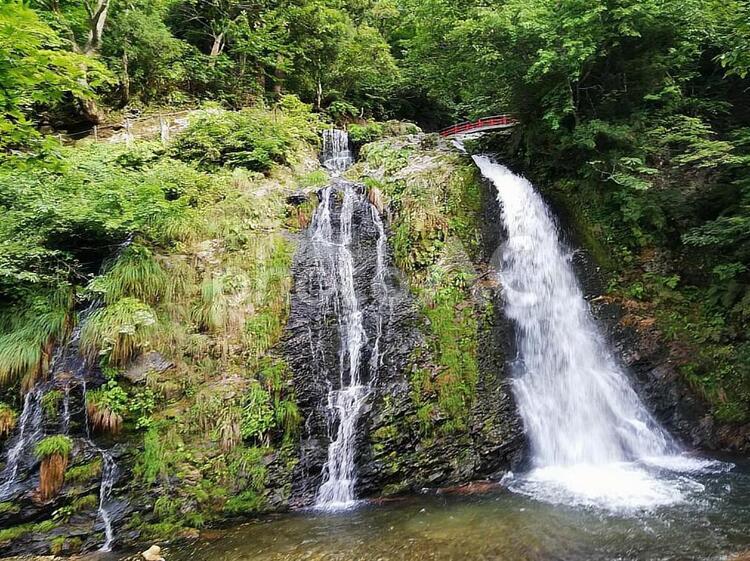 清らかな清流の景色、水しぶきを上げて流れ落ちる白銀の滝 滝,清流,水しぶきの写真素材