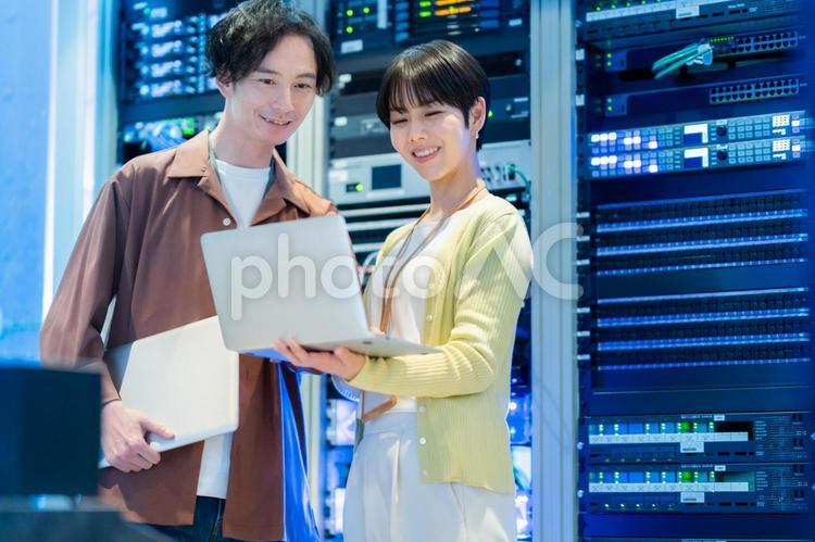 サーバーをメンテナンスするエンジニア エンジニア,サーバールーム,メンテナンスの写真素材
