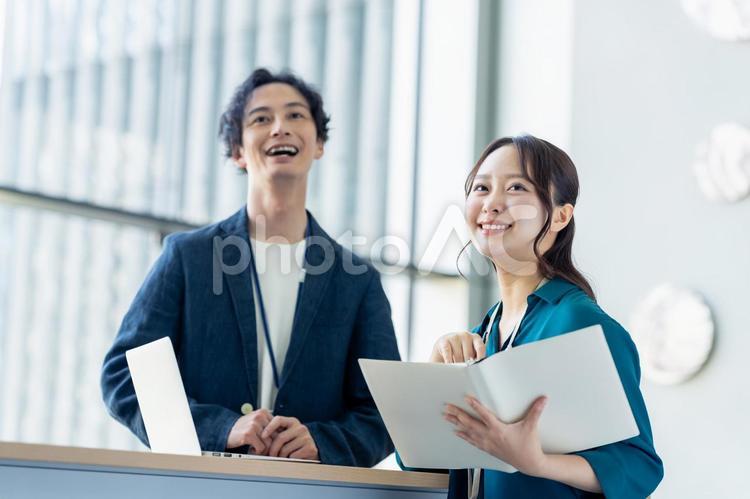 オフィスで働く若いエンジニア ビジネス,オフィス,エンジニアの写真素材