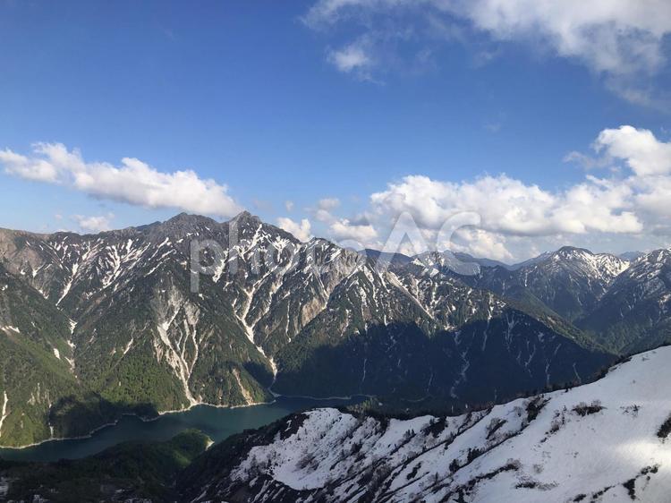 残雪の山と黒部湖　立山黒部アルペンルート 残雪,山,黒部湖の写真素材