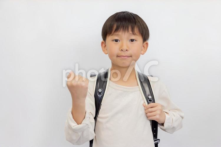 小学生　男の子　ランドセル　ガッツポーズ 小学生,子供,男の子の写真素材