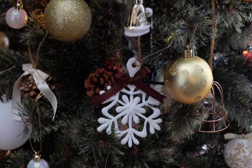 手作りの雪の結晶オーナメントとツリー 雪の結晶,白,飾り物の写真素材