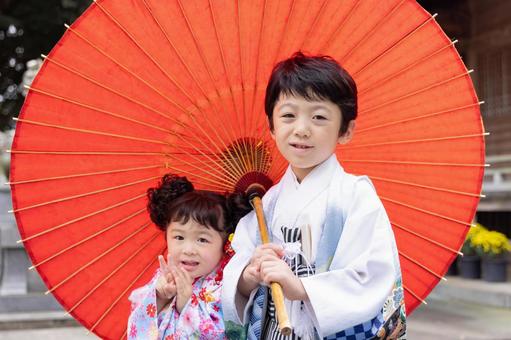 七五三 傘 兄妹 七五三 傘 兄妹 七五三,男性,女性の写真素材