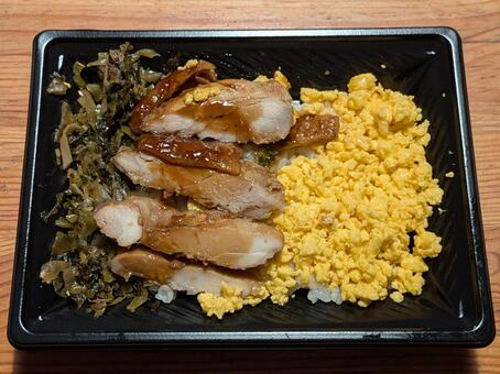 小雪過ぎの鶏照り焼き弁当 持ち帰り弁当,テイクアウト弁当,鶏肉料理の写真素材
