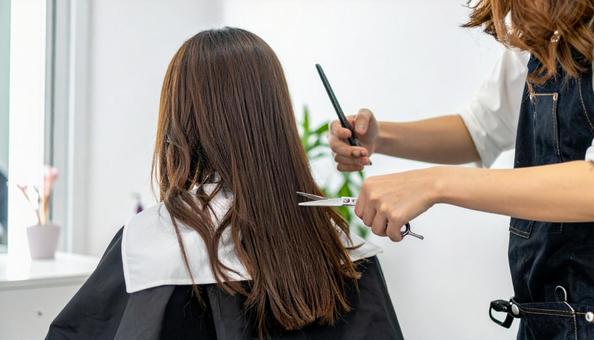 ヘアサロンイメージ　美容師の手の写真