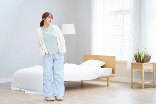 両手でポケットに入れ横を見る女性 女性,微笑む,手の写真素材