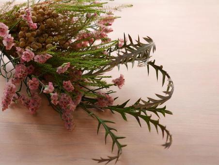 ドライフラワー*スワッグ木目背景 ドライフラワー*スワッグ木目背景 花,スターチス,ドライフラワーの写真素材