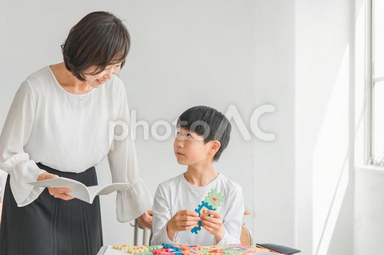 英語を勉強する男の子と女性講師（教育） 教育,学校,先生の写真素材