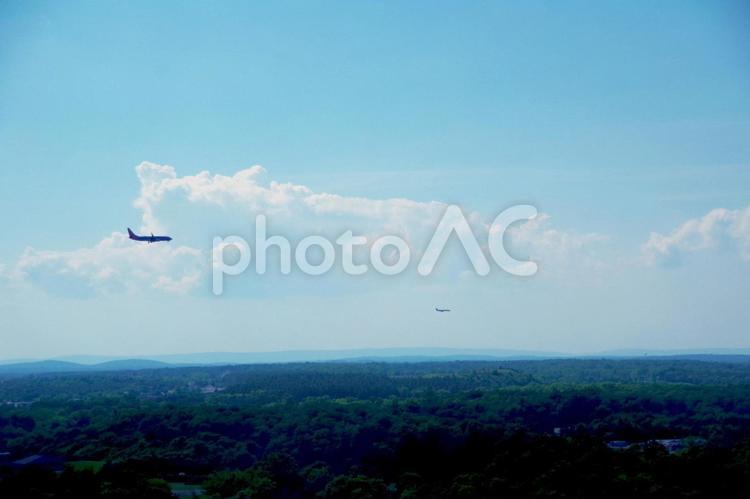 森と空を飛ぶ飛行機 飛行機,機影,空の写真素材