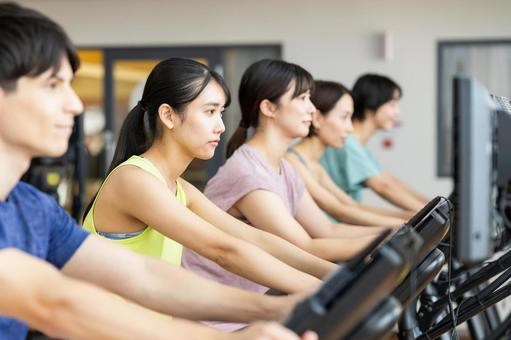 ジムでトレーニングする若い女性 ジム,女性,トレーニングの写真素材