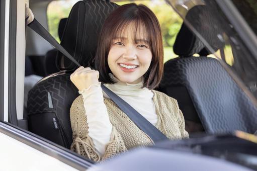 運転する女性ドライバー 運転する女性ドライバーの写真