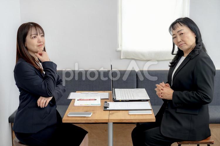 考えるビジネス女性たち スーツ女性,働く女性,ビジネスウーマンの写真素材