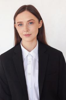 カメラ目線の外国人女性の写真