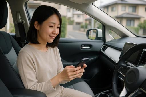 車内でスマホ操作する女性の写真