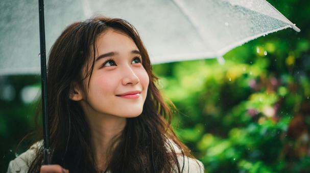 傘をさす女性 傘をさす女性の写真