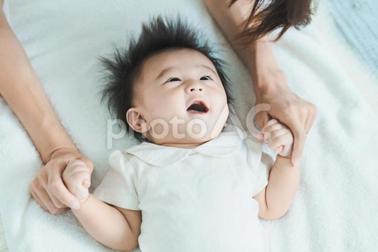 室内で遊ぶお母さんと赤ちゃん  新生児,親子,育てるの写真素材