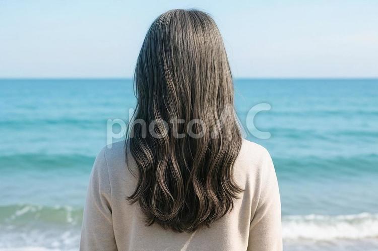 ロングヘアの女性が海を見つめる後ろ姿 女性,ロングヘア,グレーヘアの写真素材