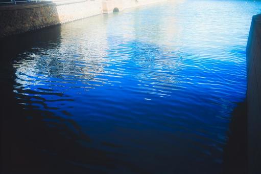 海近くの川 海近くの川の写真