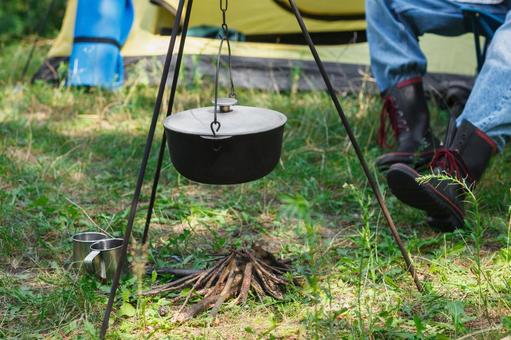 吊るされた鍋と足 鍋,キャンプ,焚き火の写真素材