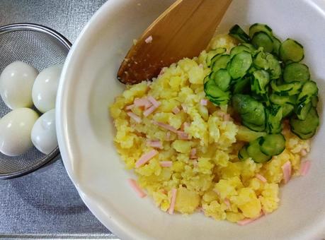 ポテトサラダ作り ポテトサラダ作り ポテトサラダ,ポテサラ,じゃがいもの写真素材
