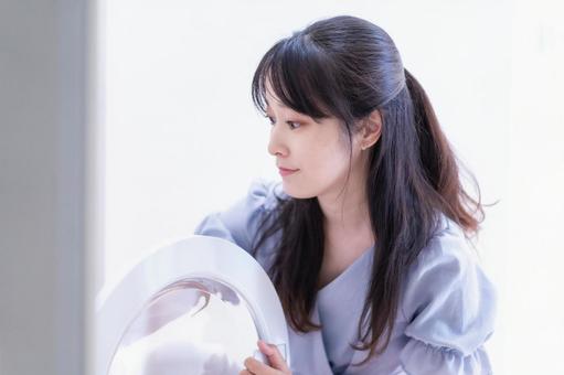 洗濯をする若い女性 洗濯をする若い女性 サポート,主婦,使うの写真素材