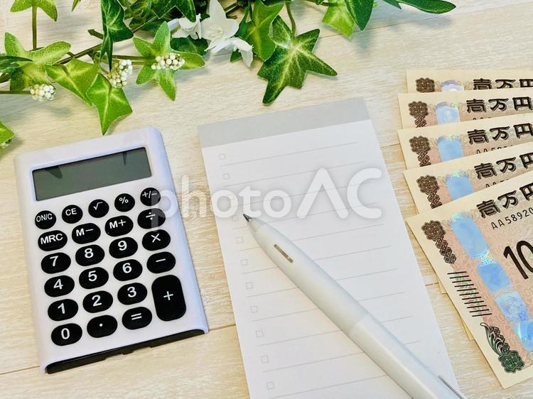 電卓とチェックリストとお金 お金,電卓,メモ帳の写真素材