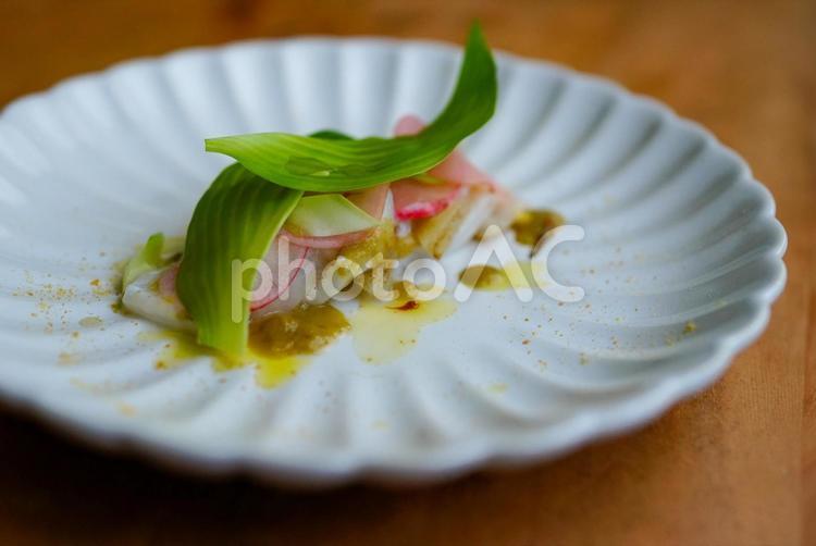 イカと蕪、山菜の料理 イカ,蕪,シーフードの写真素材