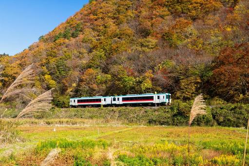 秋の陸羽東線⑵ 秋,紅葉,里山の写真素材