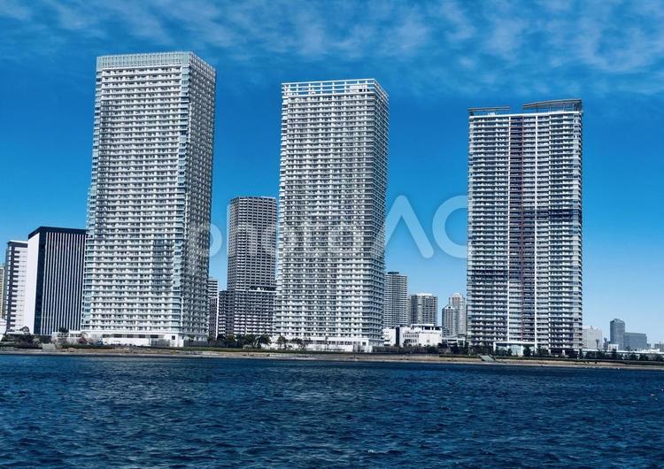 タワーマンションのある都市風景 タワーマンション,街並み,リバーサイドの写真素材