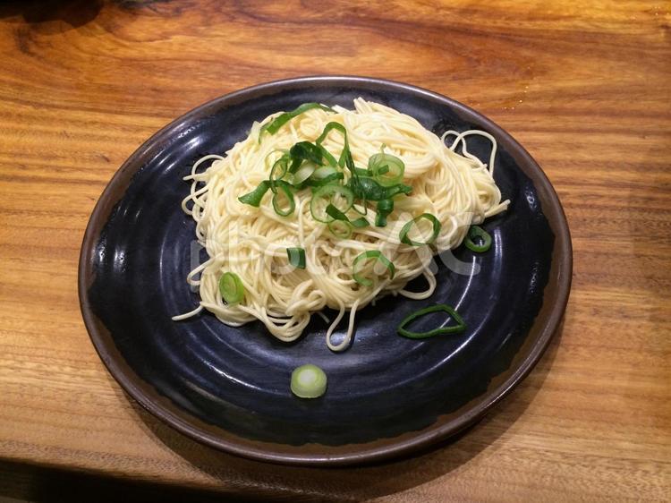 豚骨ラーメン用の極細ストレート麺の替え玉 替え玉,おかわり,極細麺の写真素材