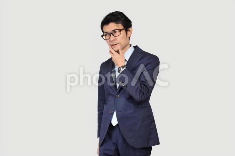 何かを思うビジネスマン ビジネスマン,男性,人物の写真素材