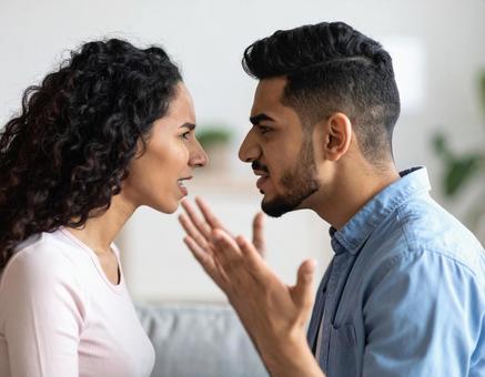言い争いをする男女 言い争いをする男女の写真