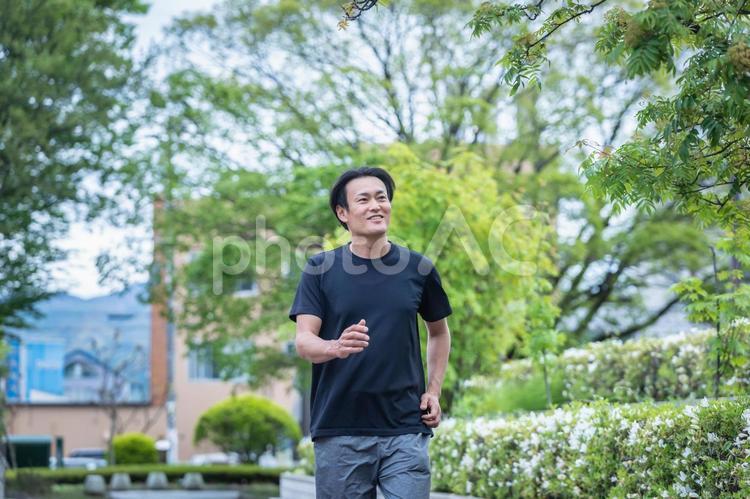 街中でウォーキングする男性 ウォーキング,運動,有酸素運動の写真素材