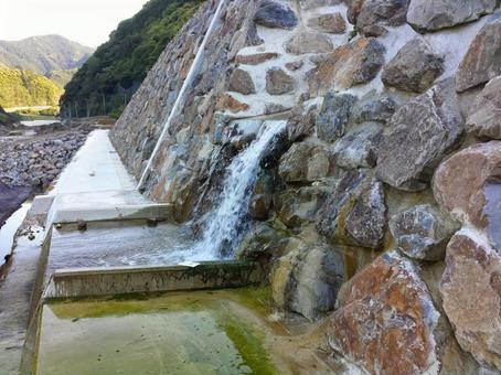石積み護岸と排水路 石積み護岸と排水路の写真