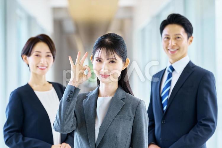 ビジネス　チームワーク　複数　社員 ビジネスウーマン,ok,チームの写真素材