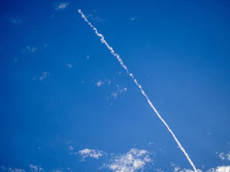 秋のひこうき雲の写真