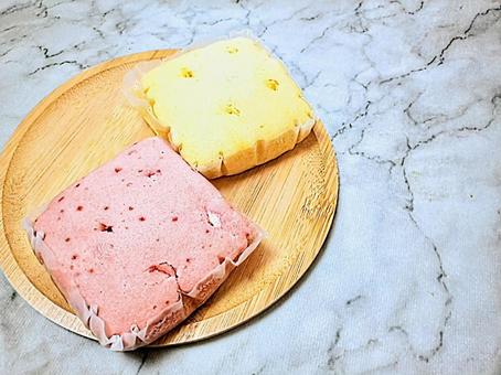 もも風味とバニラ風味のむしぱん おやつ もも風味とバニラ風味のむしぱん おやつ むしぱん,パン,バニラの写真素材