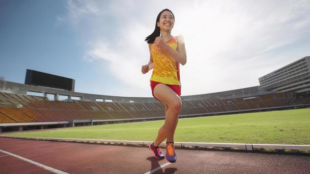 陸上競技を楽しむ若い女性5 陸上競技を楽しむ若い女性5の写真